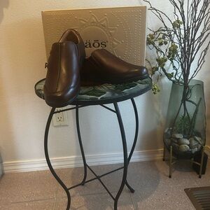 Taos Shoes Size 6 womans
